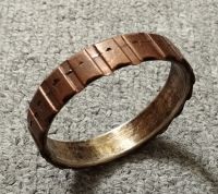 Náramek vyrobený z vodícího kroužku z děl. granátu